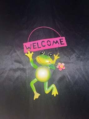 Garden Collection Metal Frog Hanging Welcome Sign with Flower